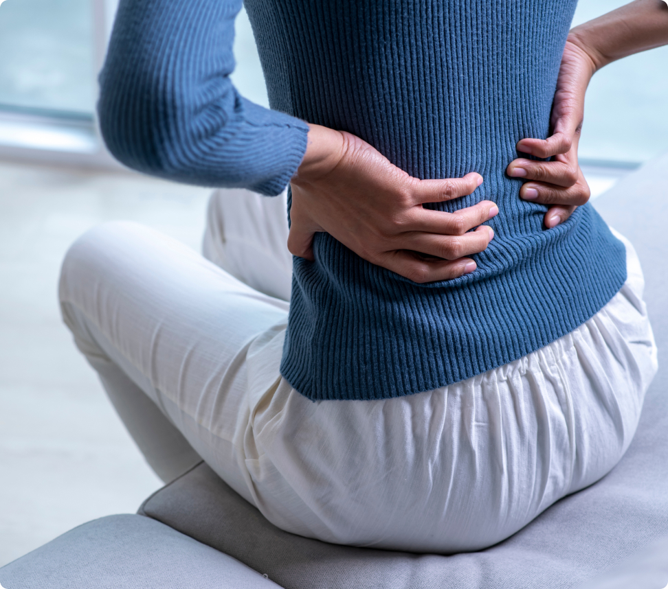 dekle, ki ima bolečine v križu.