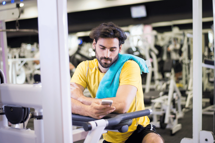 Vadeči uporablja telefon med vadbo