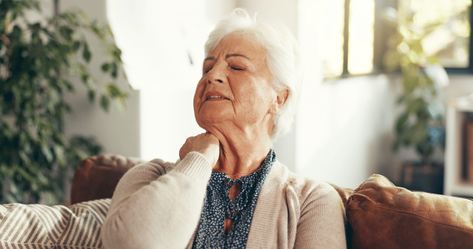 Gospa se drži za vrat zaradi bolečin, ki so posledica vratne stenoze